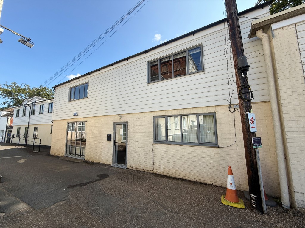 Lot: 55 - VACANT COMMERCIAL UNIT - Mid terrace commercial property